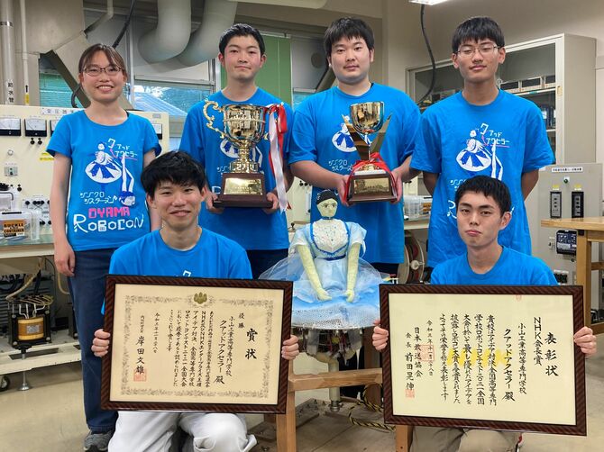 小山高専ロボコンプロジェクトのメンバー。左下から矢川 大斗（やがわ・ひろと）さん、清水 由彦（しみず・よしひこ）さん 。左上から木下 紬（きのした・つむぎ）さん、田村 哲（たむら・さとし）さん、川俣 天広（かわまた・まひろ）さん、本間 晴貴（ほんま・はるき）さん