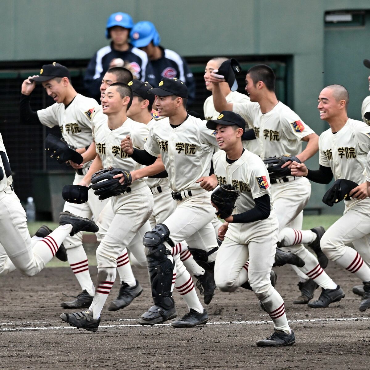 作新、7年ぶり6度目の優勝 山梨学院を13－4で下す 秋季関東高校野球