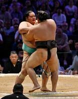 大相撲パリ公演、初日優勝は琴桜