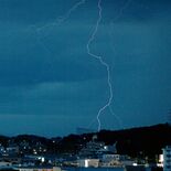 宇都宮で稲妻...　栃木県内19日夜遅くにかけて落雷や激しい雨警戒　2…