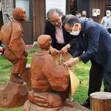 俳聖の旅思いつつ　故事に倣い、芭蕉像笠替え 鹿沼