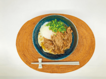 夏のスタミナ、冷たい一杯で満たされる牛肉の甘辛冷しうどん