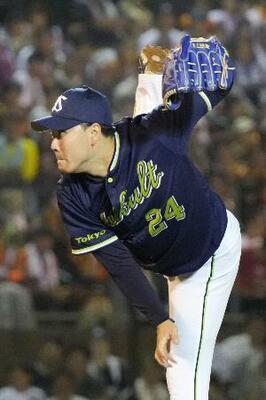 　８回に登板し、今季初勝利を挙げたヤクルト・星＝弘前