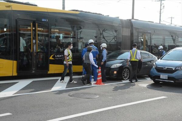 乗用車の車体の一部が導流帯から軌道内に進入し、ＬＲＴ車両と接触した事故現場＝９月17日、宇都宮市陽東５丁目（画像は一部加工しています）