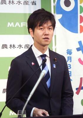 記者会見する鈴木農相=31日午前、農水省
