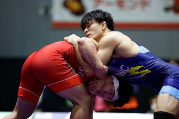 男子フリー86キロ級決勝 高橋夢大(左)と対戦する高谷惣亮=駒沢体育館