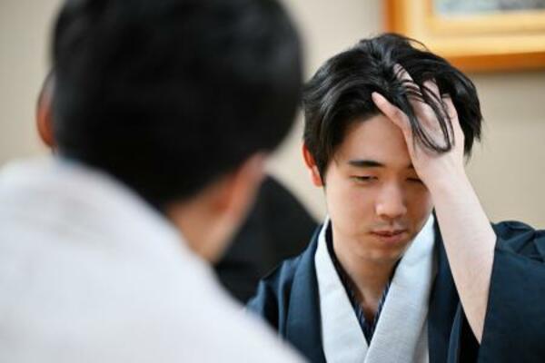 　将棋の第５１期棋王戦コナミグループ杯５番勝負第３局で、増田康宏八段（手前）に敗れた藤井聡太棋王＝１日午後、新潟市