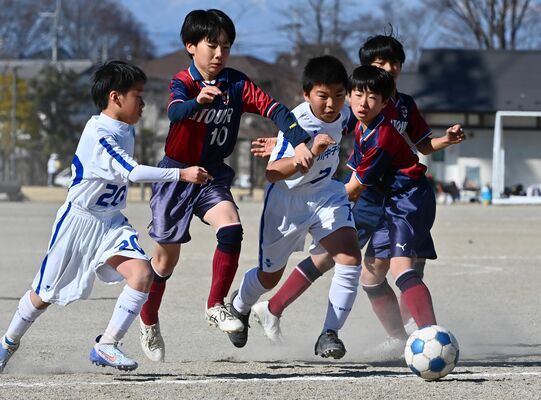 大会が開幕し、熱戦を繰り広げる選手たち＝５日午後１時５分、下野市の大松山運動公園多目的グラウンド