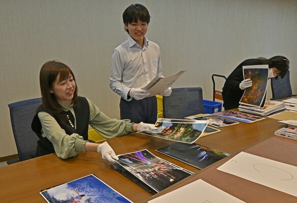 応募作品を審査する喜多氏（左）＝13日午後、下野新聞社本社