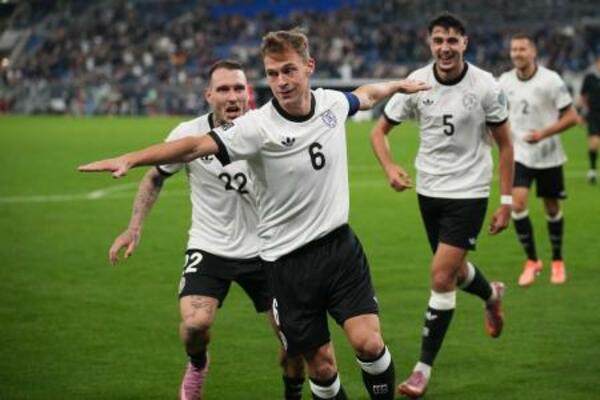 　Ｗ杯欧州予選のルクセンブルク戦でゴールを喜ぶドイツの選手たち＝１０日、ジンスハイム（ＡＰ＝共同）