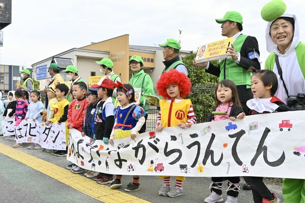 ドライバーに交通安全を呼びかける園児ら