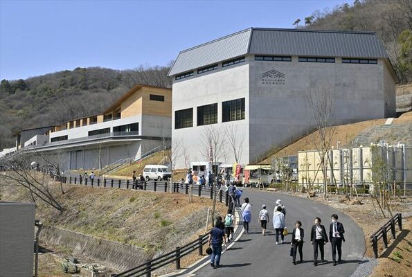 三毳山の斜面を生かして建設された自然の家みかも＝30日午後０時50分、栃木市岩舟町下津原