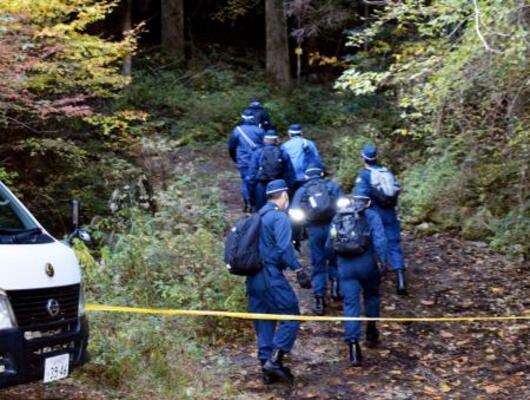 　現場に向かう山道に入る警察官ら＝１９日午前１０時４５分、福岡県八女市