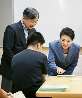 　滋賀県立盲学校で授業を見学される天皇、皇后両陛下＝２９日午後、彦根市（代表撮影）