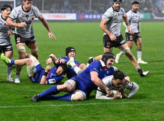 　静岡―ＢＬ東京　後半、攻め込むＢＬ東京・タマニバル（右下）。この後逆転トライを決める＝ヤマハ