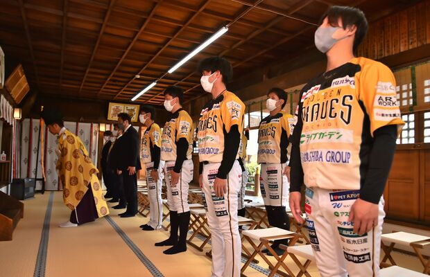 春季キャンプの安全を祈願した栃木ＧＢの選手ら＝７日午前、小山市宮本町１丁目