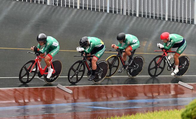 自転車男子４キロ団体追い抜き１・２位決定戦　雨が降る中で力走し２位となった本県チーム＝宇都宮競輪場