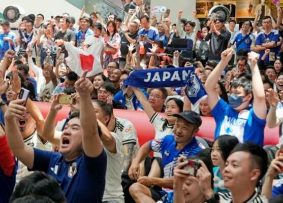 　サッカーＷ杯日本戦の観戦会で盛り上がる香港人サポーターら＝２１日、香港（共同）