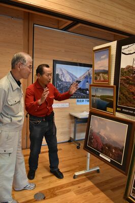 仲川さん（右）が移住者の視点で撮影した写真展