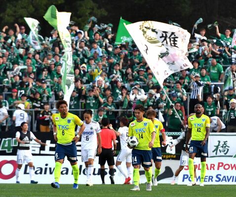 後半27分、先制ゴールを許し肩を落とす栃木ＳＣイレブン県グリーンスタジアム