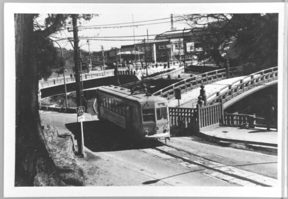 廃線となった１９６８年当時、神橋付近を走る日光軌道（日光市歴史民俗資料館提供）
