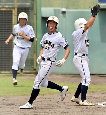 ２回、相手の悪送球の間に小山西の二走・月井が生還する＝とちぎ木の花