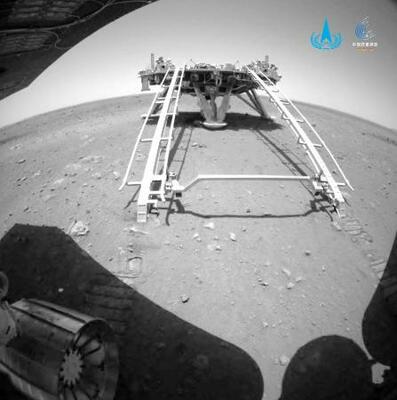 火星の地表に降りた探査車「祝融」が撮影した無人探査機「天問1号」の着陸機(中国国家宇宙局のサイトから、共同)