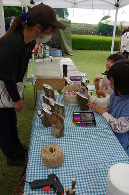 切り株への絵付けを楽しむ子どもたち