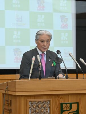 定例記者会見に臨む福田知事＝１１日午後、県庁