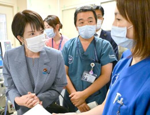 　東京都世田谷区の医療施設を視察する高市前経済安保相（左）＝２９日午後