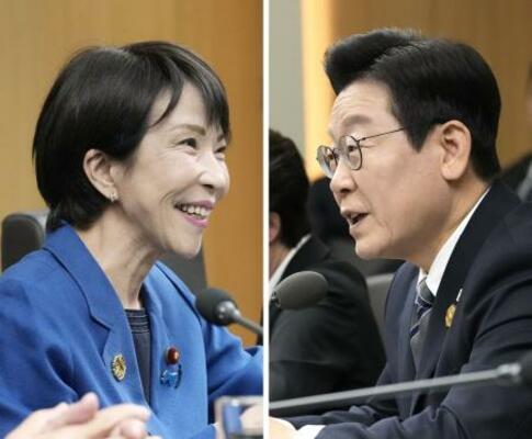 　会談する高市首相（左）と韓国の李在明大統領＝３０日、韓国・慶州（共同）