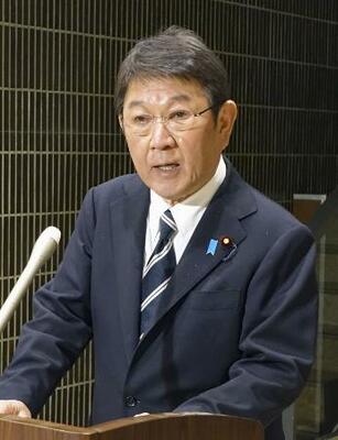 　イランへの攻撃を巡り、記者団の取材に応じる茂木外相＝１日未明、外務省