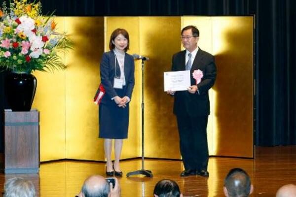ユネスコ無形文化遺産の「山・鉾・屋台行事」に追加登録され、認定証を手にする大津祭保存会の古家弘巳会長(右)=9日午後、新潟県村上市