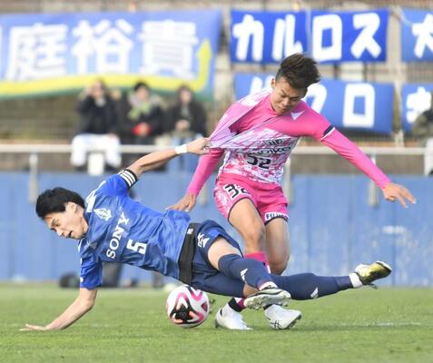 前半３２分、中盤でボールを奪う栃木シティのＭＦ土佐（右）＝宮城県のみやぎ生協めぐみ野サッカー場、湯田大士撮影