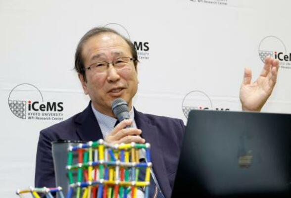 　報道各社の取材に応じる京都大の北川進特別教授＝５日午後、京都市左京区