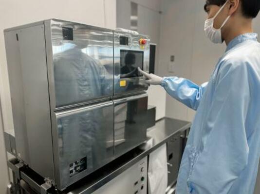 　パナソニックＨＤが開発したｉＰＳ細胞の自動作製装置＝２０日午後、大阪市内