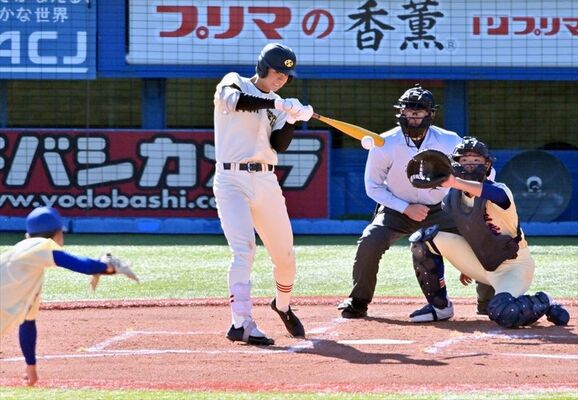 ６回、作新の柳沼が適時打を放つ＝神宮球場