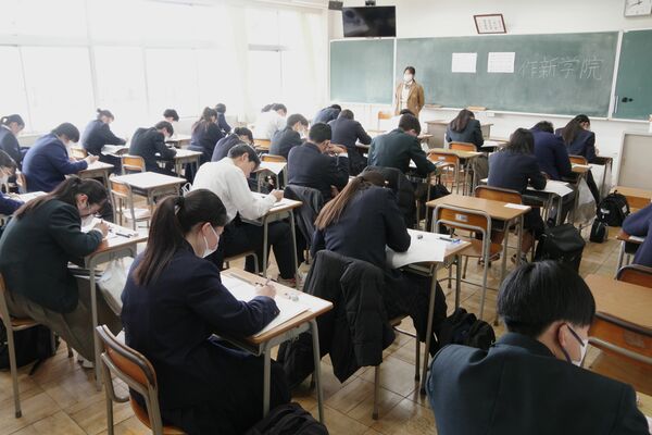 下野新聞模擬テストに臨む生徒たち＝19日午前、作新学院高