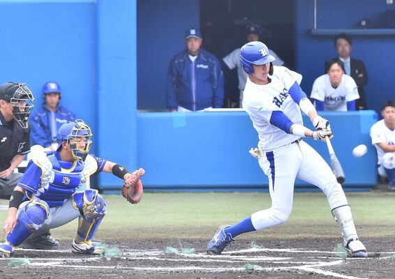 延長10回、白鴎大の秋山が左越えに勝ち越しの２点本塁打を放つ＝白鴎大野球場