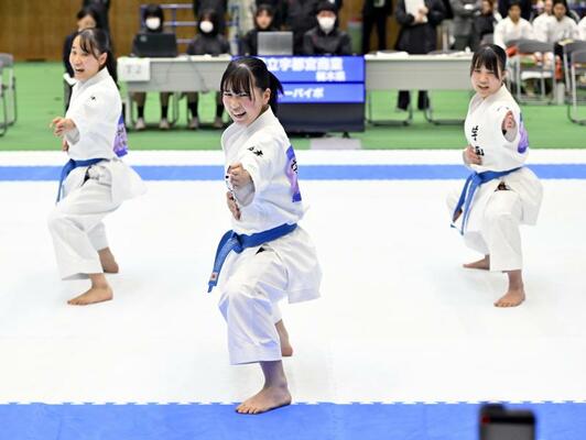 女子形団体１次ラウンド　全国選抜出場を決めた宇商の（左から）中野、守屋、吉田の演武＝ユウケイ武道館、森田大地撮影