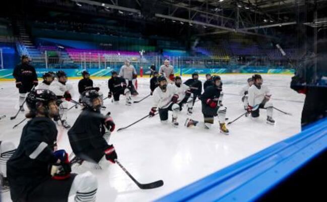 　試合会場での練習で、指示を聞くアイスホッケー女子日本代表の選手たち＝ミラノ（共同）
