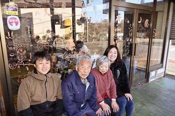 交流拠点を開く団体の山県代表（右）や関沢さん夫妻