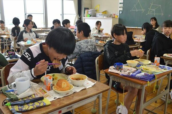「お楽しみ給食」を味わう児童たち
