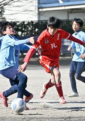 後半14分、祖母井クラブ(芳賀)の鈴木(中央)がドリブル突破を図る=芳賀町のけやき台サッカー場A