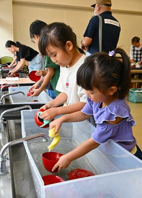 輪島塗の漆器の洗浄作業を行う子どもたち