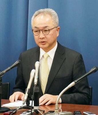 　記者会見する埼玉県立小児医療センターの渡辺彰二副病院長＝１７日午後、埼玉県庁