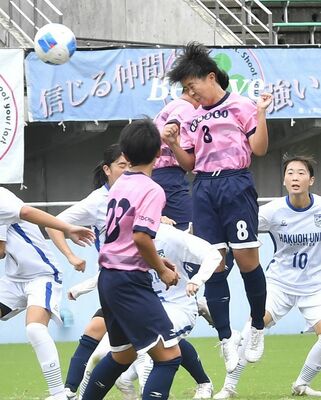 後半８分、文星女のＭＦ福田（右から２人目）がＣＫを頭で合わせゴールを奪う＝県グリーンスタジアム