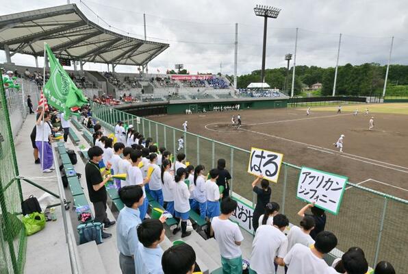 熱戦が繰り広げられ、球児や応援団の声が響いた真岡ハイトラ運動公園市民球場＝真岡市小林、河野光吉撮影