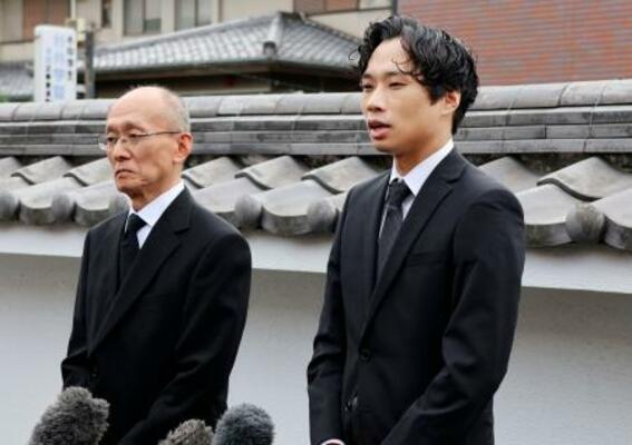 高羽奈美子さんの二十七回忌法要を終え、取材に応じる長男航平さん(右)と夫悟さん=2日午前、名古屋市