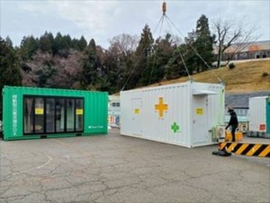 石川県珠洲市の避難所に設置された医療用コンテナ２基